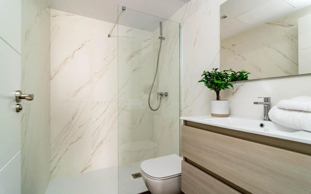 DJA- Modern 2 bedroom apartment close to beach