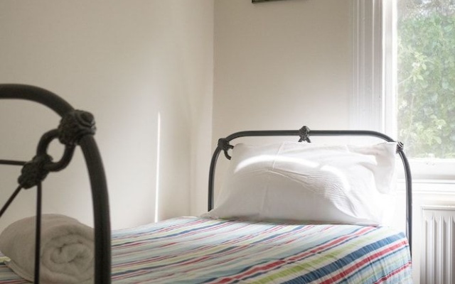 Palm Cottage - Pet Friendly Victorian Cottage – Guest Rooms – Port Fairy