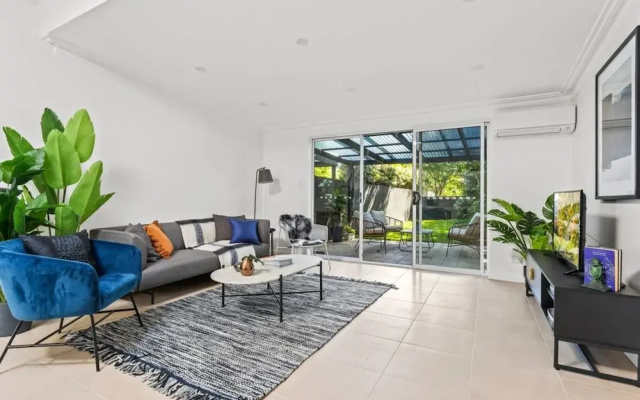 Patio House: Moments From Marrickville Metro