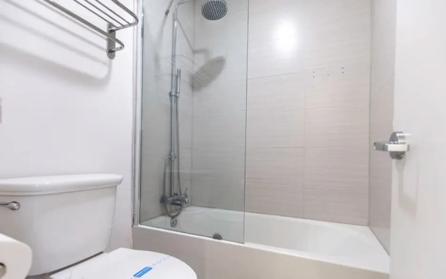 Entire Studio With Free Shuttle to Disney