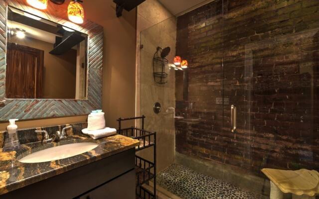 Ellington Loft - 3 Br Condo