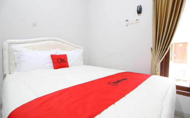 RedDoorz Plus near STIE YKPN