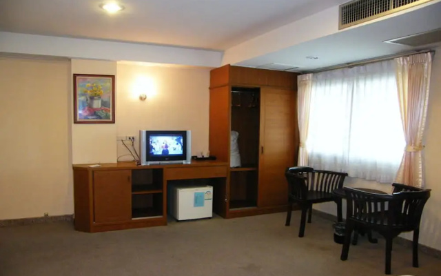 Grand Leo Hotel
