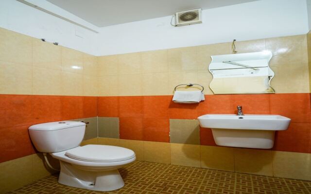 OYO 9932 Hotel Half Moon Residency