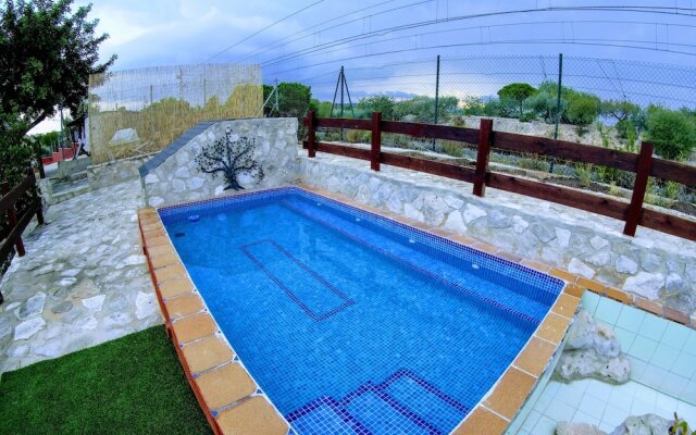 Bonito Chalet con Piscina Cerca del Mar