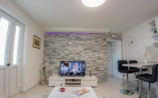 S & V Deluxe Apartments