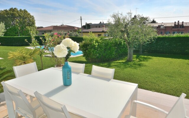 The White Apartment With Pool