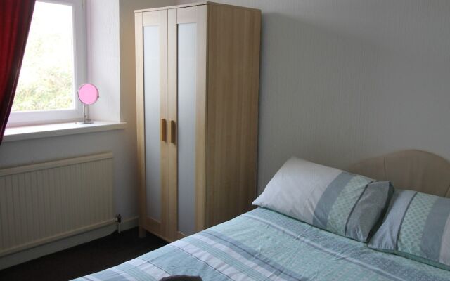 Rickard Street 4 Bed House Near J32 and M4 by Cardiff Holiday Homes