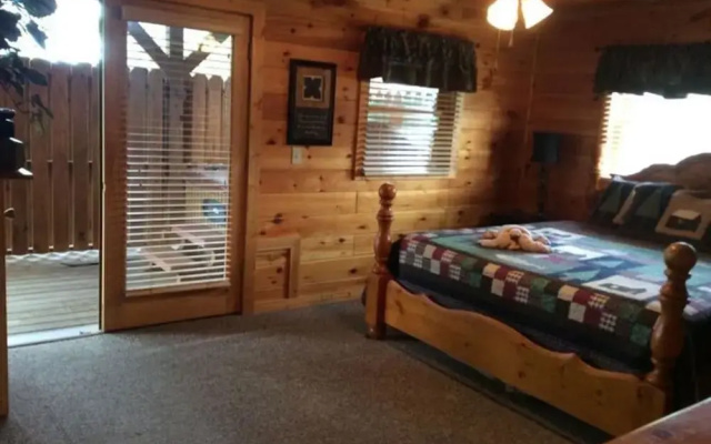 Spacious Party Hut Near Attractions by Redawning