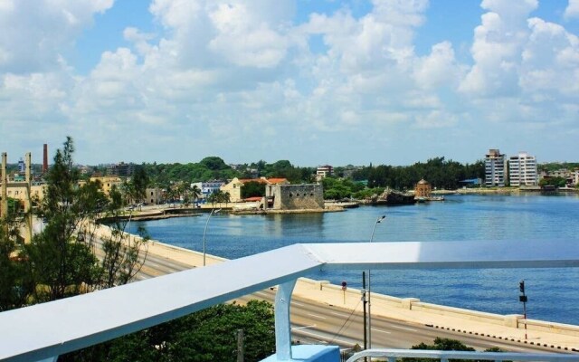 Malecon 5, Knocking on Cuba