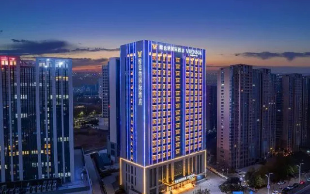 Vienna International Hotel (Xuchang Central Park Lotus Lake Store)