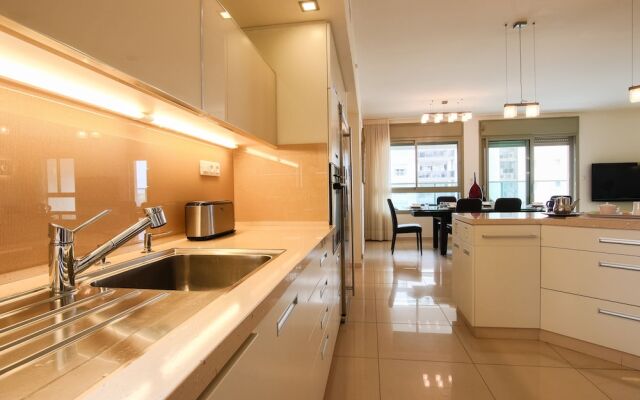 Luxury Family Getaway in Ramat Aviv