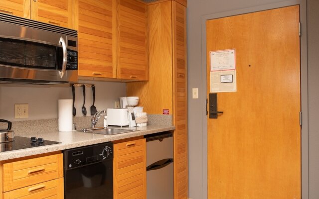 2759 Slopeside 1 Bedroom Condo by RedAwning