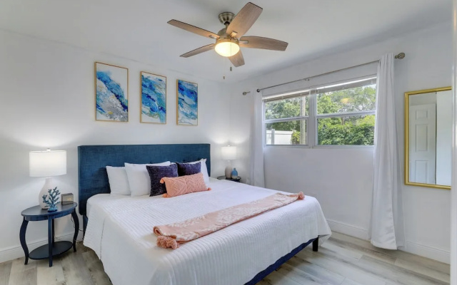 Coastal Sarasota Condo: Minutes to Beach!