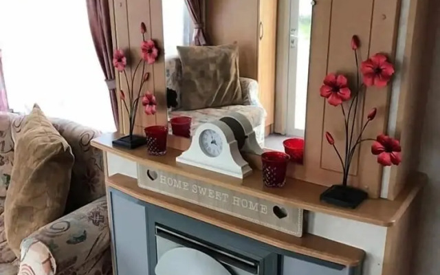 T & J's Caravan - 207 Happy Day's