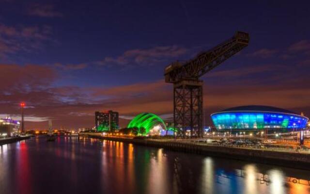 Glasgow City Center Flat with Parking