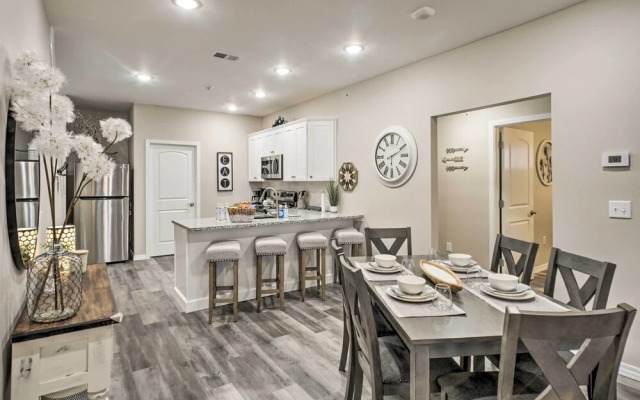 4 Mi to Silver Dollar City: Chic Branson Retreat!