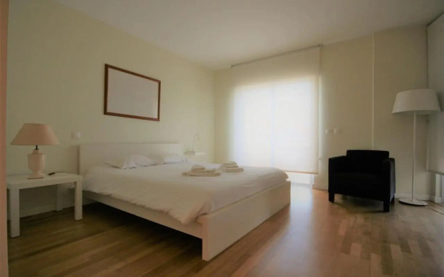 Modern Apartment in Luxurious Condominium