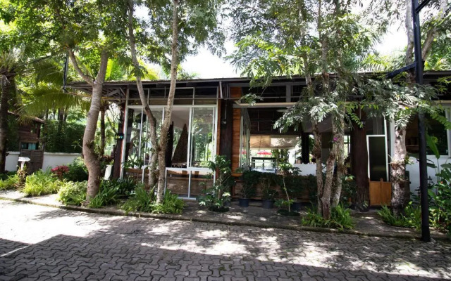 Royal Train Garden Resort By Zuzu