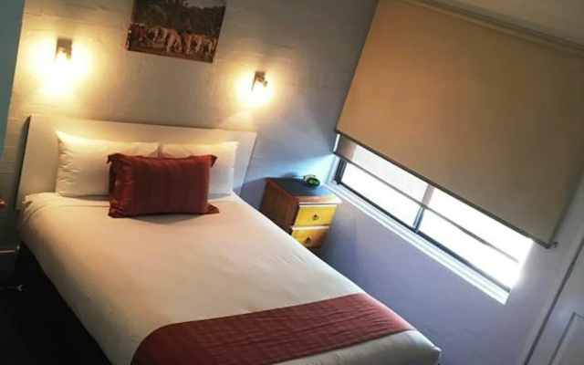 Nicholas Royal Motel – Guest Rooms – Hay