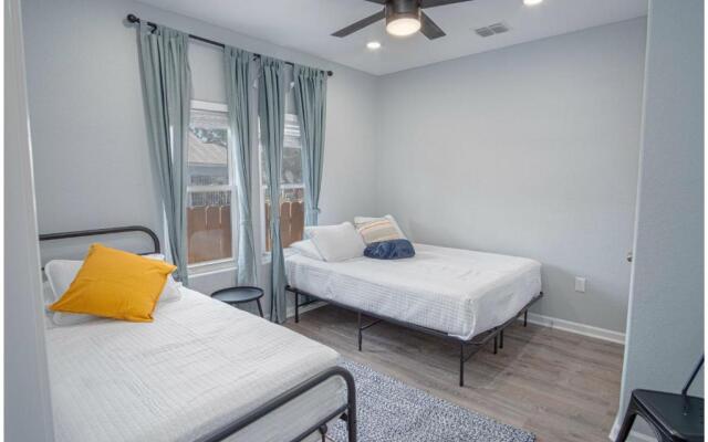 Delightfully Renovated 4 BR2 BA Near DT Riverwalk