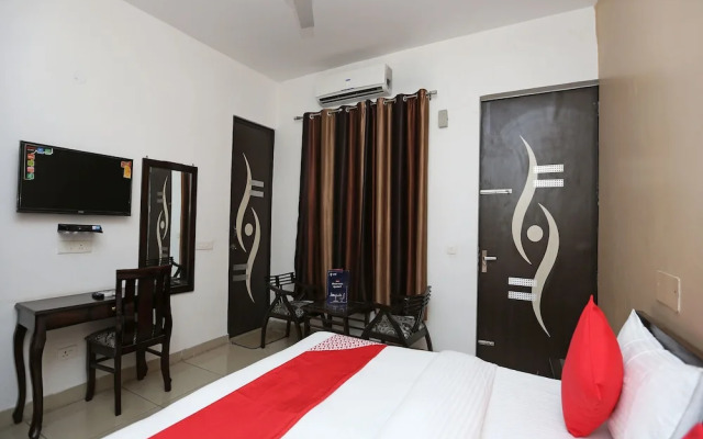 OYO 15674 Mahak Residency