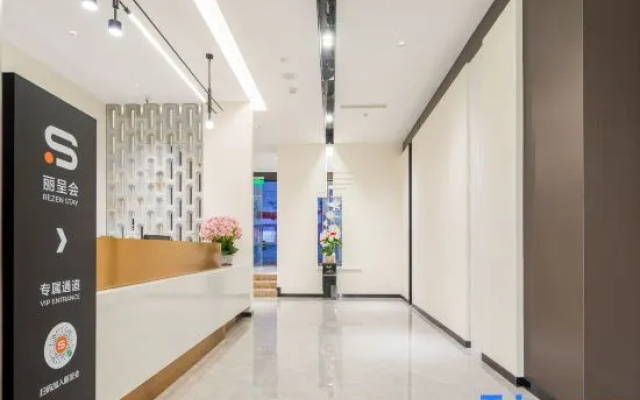 Rezen King Town Hotel
