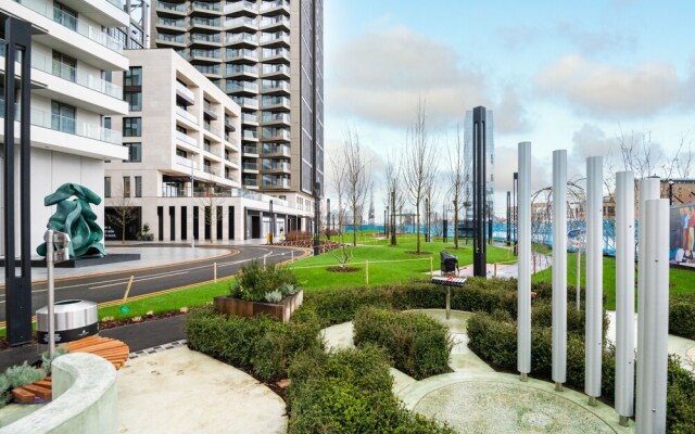 Stunning two Bedroom Docklands Apartment With Balcony