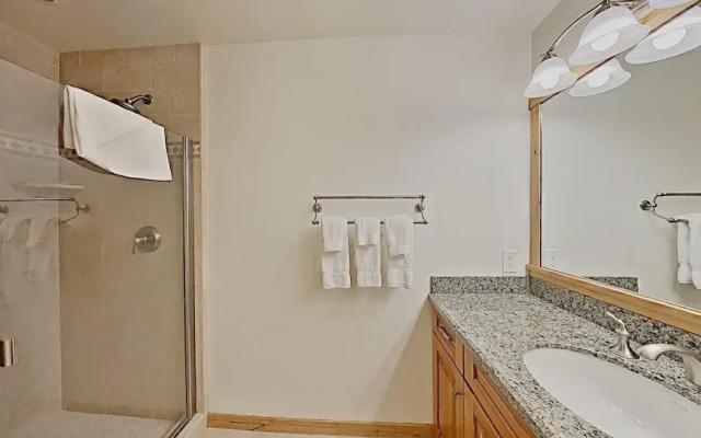 Spacious 2 Bedroom Condo with Loft! Stargazing, Quiet Neighborhood! by RedAwning