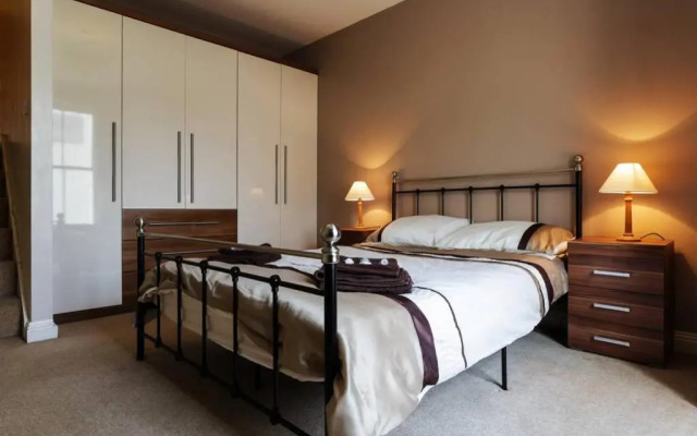 Spacious 3 bedroom Beachfront property with amazing sea views!