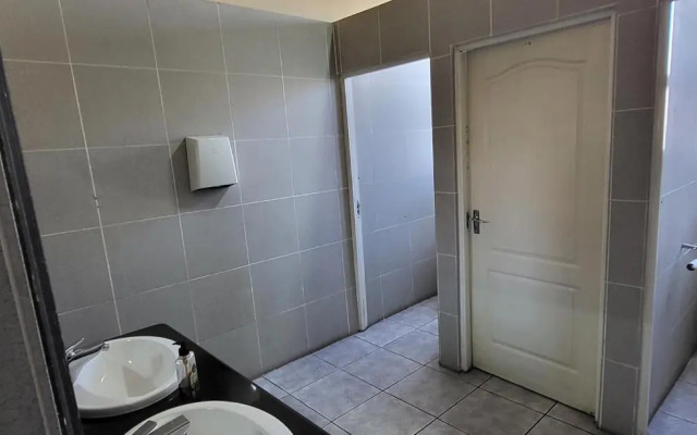 Shalimar Gardens Hotel