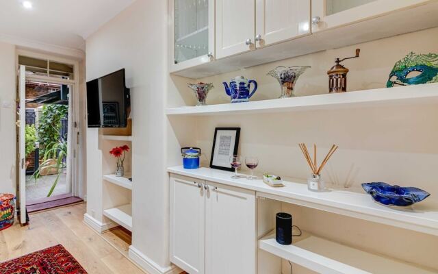 Stylish Chiswick Park Apartment