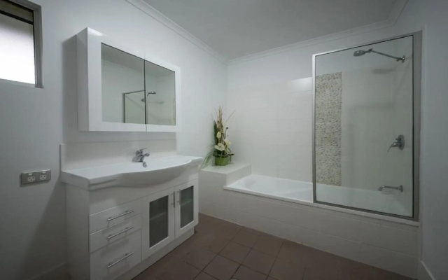 Watersons at Airlie Central Apartments – Bathroom – Airlie Beach
