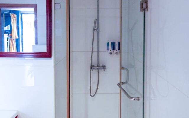 RedDoorz Hostel @ Signature Inn