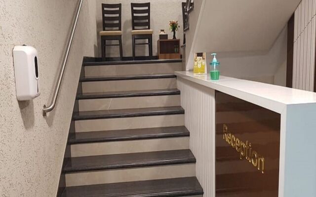 Hotel Naaz Executive Near T2 Airport