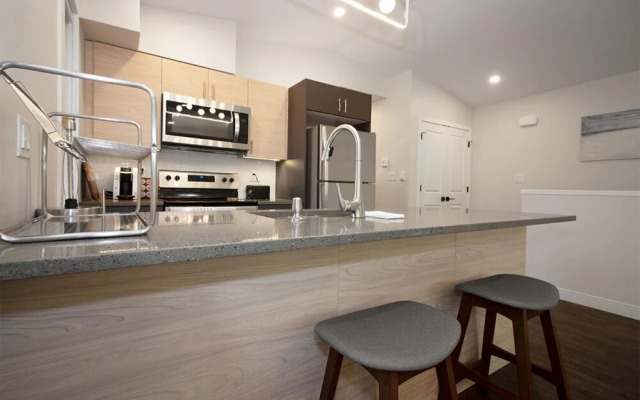 Gorgeous 2-bedrooms Duplex Upper Unit
