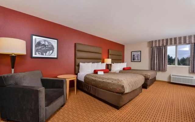 Clackamas Inn & Suites