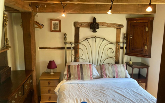 Little Pentre Barn with seasonal Swimming Pool