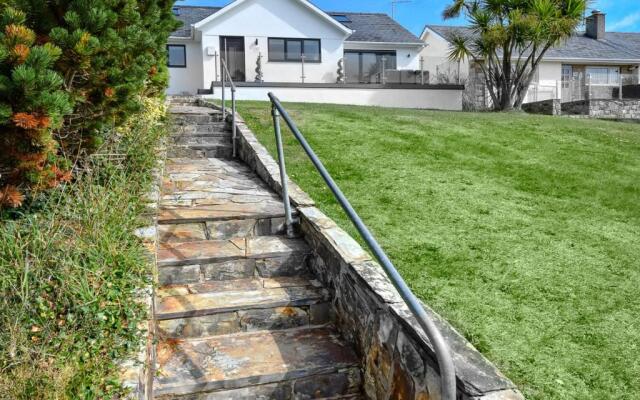 Bryn Rhosyn, 10 Cae Du