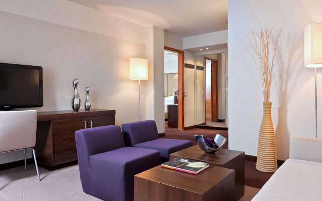 Estrel Hotel Berlin - Image 6