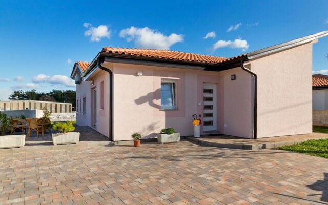 Serene Holiday Home in Novigrad with Private Pool