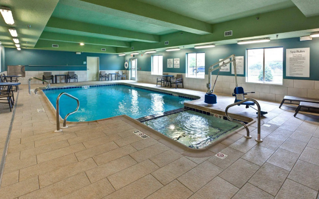 Holiday Inn Express & Suites Great Bend by IHG