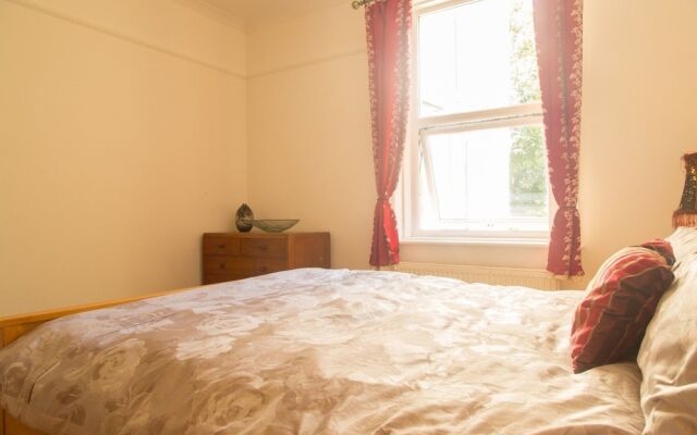 Bright and Spacious 1 Bedroom Flat With Garden