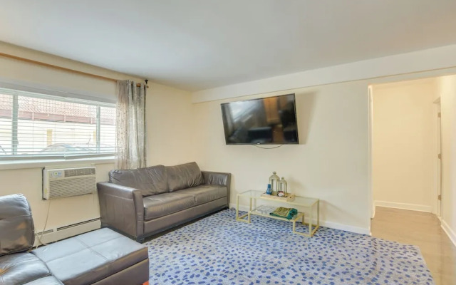 Walk to Train: Convenient Skokie Condo!