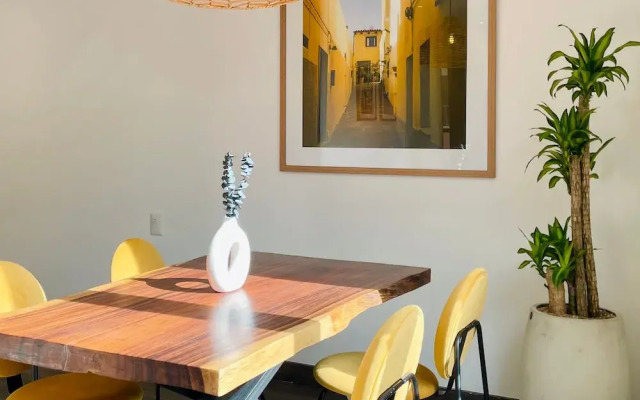 w Sunny 2BR in Modern Building in Chico