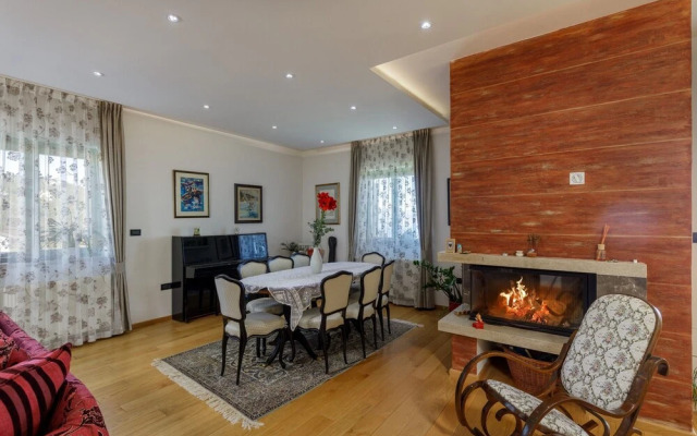 Amazing Pool & Whirlpool Villa Mirna