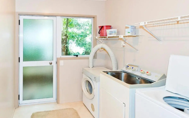 Matarangi Beachfront House - Matarangi Holiday Home