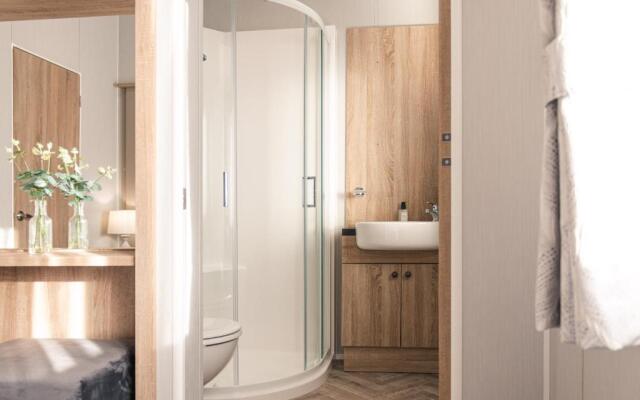 Lilac Lodge with Hot Tub