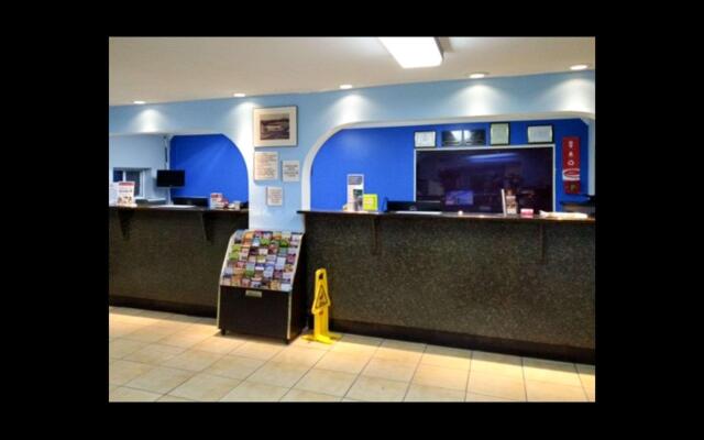 Econo Lodge Inn & Suites