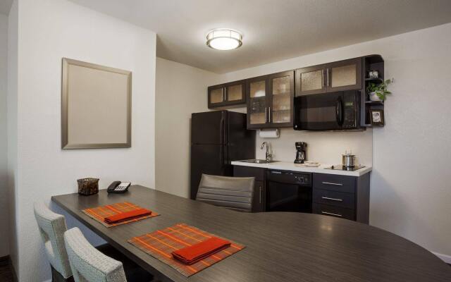 Candlewood Suites Lenexa - Overland Park Area